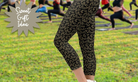 Green Leaf Pattern On Black Background Workout Capri Leggings